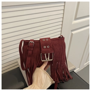 Détails du sac à bandoulière en daim bordeaux avec de longues franges et boucle en métal