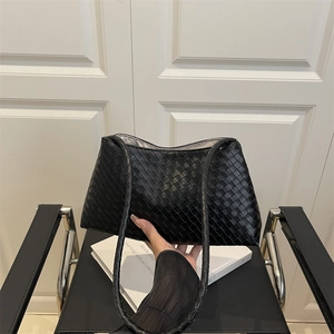 Borsa a spalla classica in pelle intrecciata nera con motivo Intrecciato chic