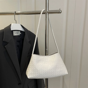 Elegante borsa a spalla in pelle intrecciata bianca con design chic a trapezio