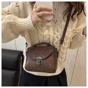 Detailansicht der braunen Vintage PU-Leder Umhängetasche mit silbernem Drehverschluss