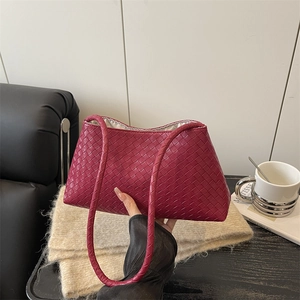 Borsa sottobraccio intrecciata bordeaux minimalista con lunghi manici a spalla