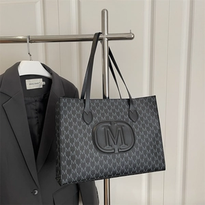 Sac fourre-tout noir classique avec logo M en relief et imprimé de lettres sur support