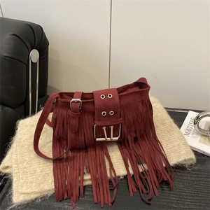 Sac seau rétro bordeaux en daim à franges avec boucle métallique et bandoulière