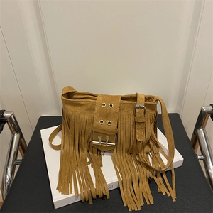 Sac seau à bandoulière en suédine marron avec de longues franges et boucles argentées