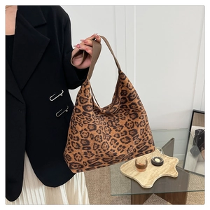 Detail der hobo-tragetasche mit leopardenmuster und breitem braunem schultergurt