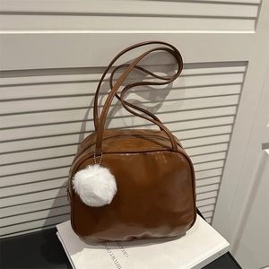 Bolso De Hombro De Cuero PU Brillante Para Mujer Bolso Axilar Minimalista De Color Sólido Con Llavero De Pompon Bolso De Mano De Moda