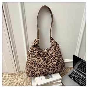 Detail einer Shopper-Tasche mit Leopardenmuster und braunen Trägern in Wohnambiente