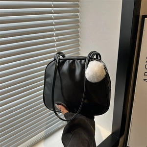 Bolso de hombro negro brillante minimalista con colgante de peluche para mujer