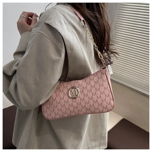 Dettaglio borsa sottobraccio rosa con motivo monogramma e fibbia in metallo dorato a forma di M