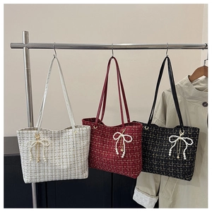 Drei strukturierte Tweed-Schultertaschen in Weiß Rot und Schwarz mit Perlen-Anhängern