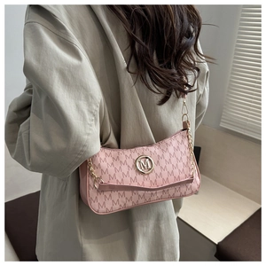 Dettaglio borsa sottospalla rosa con stampa monogramma e tracolla a catena dorata