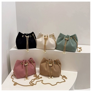 Sacs seaux en velours côtelé avec chaînes et perles, disponibles en cinq couleurs
