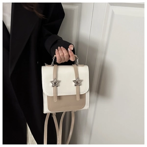 Détails du sac à dos bicolore en simili cuir avec boucles étoiles argentées