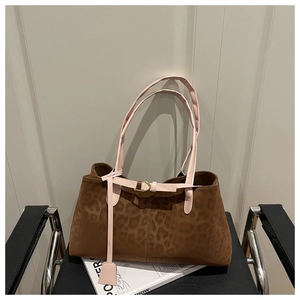 Gros plan du sac cabas léopard avec bandoulière rose et boucle métallique décorative