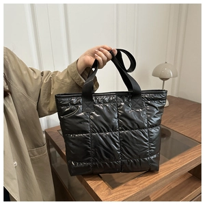 Détail du sac cabas matelassé noir en tissu nylon brillant avec poignées souples
