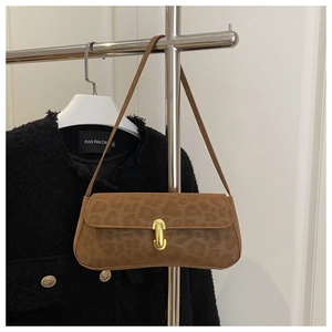 Detailed view of the leopard print shoulder bag with elegant gold U-shaped metal buckle