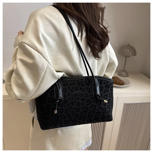 Dettaglio della borsa tote leopardata con tracolla annodata e finiture in oro
