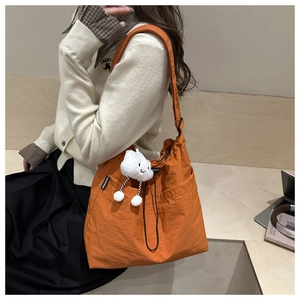 Orangefarbene Nylon-Einkaufstasche mit Fashion-Label und weißem Wolkenanhänger