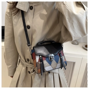 Vista dettagliata della borsa in pelle retrò con motivi patchwork colorati e chiusura