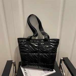 Grand sac cabas matelassé noir brillant idéal pour le transport quotidien en hiver