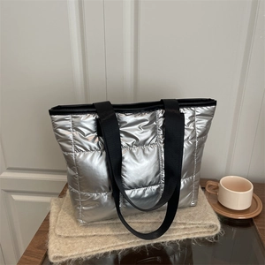 Sac cabas argenté métallisé matelassé avec grandes coutures carrées et anses noires