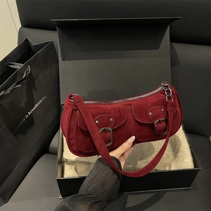 Schultertasche aus burgunderrotem Wildleder mit Silberschnallen und aufgesetzten Taschen