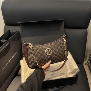 Borsa sottobraccio marrone con stampa monogramma, logo M dorato e catena in scatola regalo