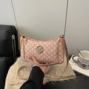 Borsa a tracolla rosa con monogramma M, logo dorato e manico a catena in stile lifestyle