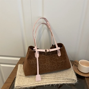 Grand sac fourre-tout léopard avec lanières roses et boucles dorées sur fond peluche