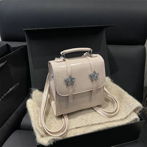 Sac à dos beige minimaliste brillant avec ornements étoiles sur fond texturé