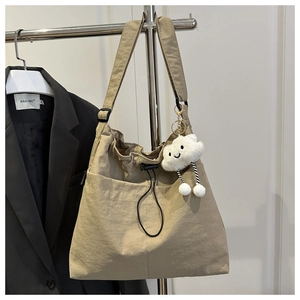 Khaki Nylon-Tragetasche mit Kordelzug und einem süßen weißen Plüsch-Wolkenanhänger