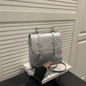 Sac à dos chic en métal argenté avec boucles d'étoiles et texture de surface fine