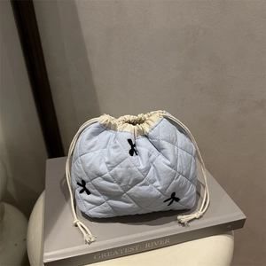 Bolso tote acolchado azul claro con bordado de lazo negro y costuras de diamantes chic