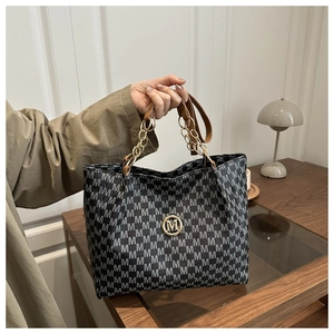 Vue détaillée du sac cabas avec motif monogramme gris et logo M en métal doré