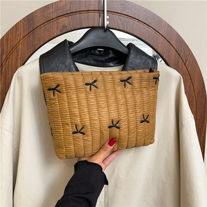 Bolso acolchado marrón con bordado de lazos negros y asas de cuero para mujer