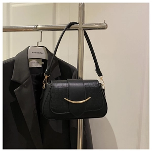 Vue détaillée du sac à bandoulière noir embossé crocodile et boucle dorée