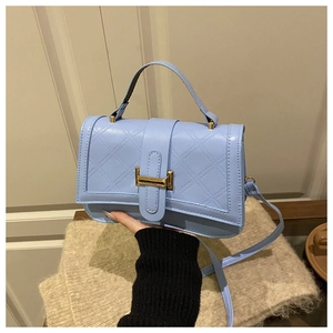 Detailansicht der hellblauen gesteppten Ledertasche mit goldenem Rechteckverschluss
