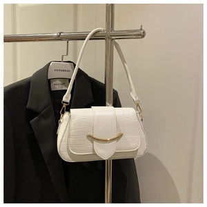 Vue détaillée du sac à bandoulière blanc motif crocodile avec boucle en métal doré élégante