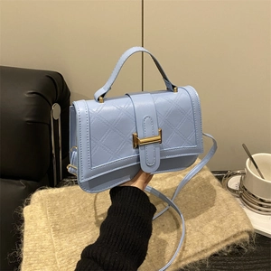 Sac à main élégant bleu clair matelassé avec boucle dorée et poignée supérieure