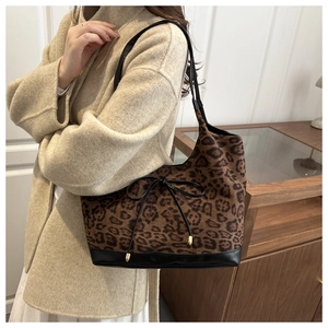 Detail der Tragetasche mit Leopardenmuster, Wildleder und schwarzem Lederbesatz