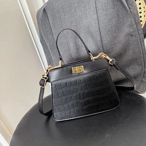 Bolso de mano retro francés negro con patrón de cocodrilo y cierre dorado de lujo