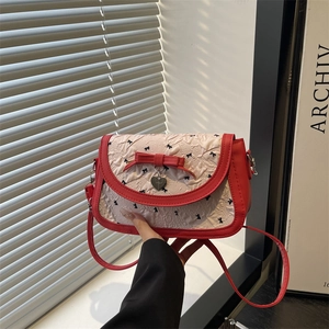 Sac à bandoulière chic rouge et blanc avec nœud, pendentif cœur et imprimé papillon