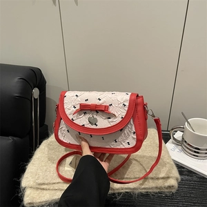 Sac bandoulière chic rouge et blanc texturé avec nœud et pendentif cœur