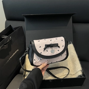 Sac à bandoulière rose et noir avec nœud et pendentif cœur dans un coffret cadeau