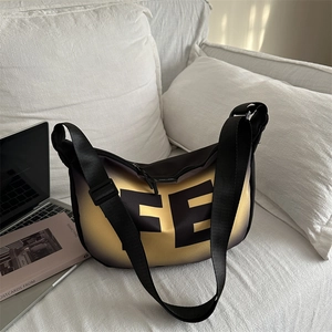 Sac à bandoulière tendance dégradé noir et or avec imprimé lettres FE sur un décor blanc