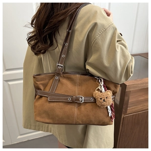 Sac fourre-tout en daim marron avec bandoulière en cuir et charm ours en peluche
