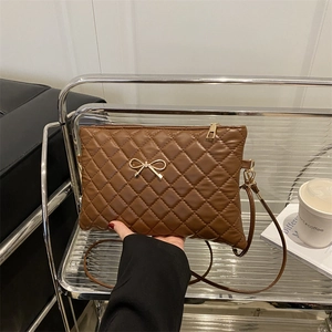 Sac bandoulière marron matelassé avec boucle nœud doré et bandoulière en cuir