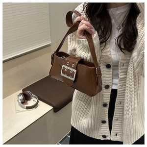 Vue détaillée du sac sous le bras en cuir marron vintage avec boucle argentée et sangle