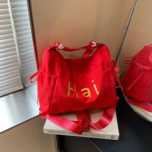 Sac bandoulière en toile rouge minimaliste avec broderie Hai et nœud en ruban latéral