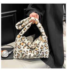 Détail de la texture en fausse fourrure léopard et de la large bandoulière du sac